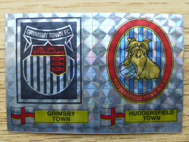Panini Football 86 Badge - Grimsby Town/Huddersfield Town (No.415)