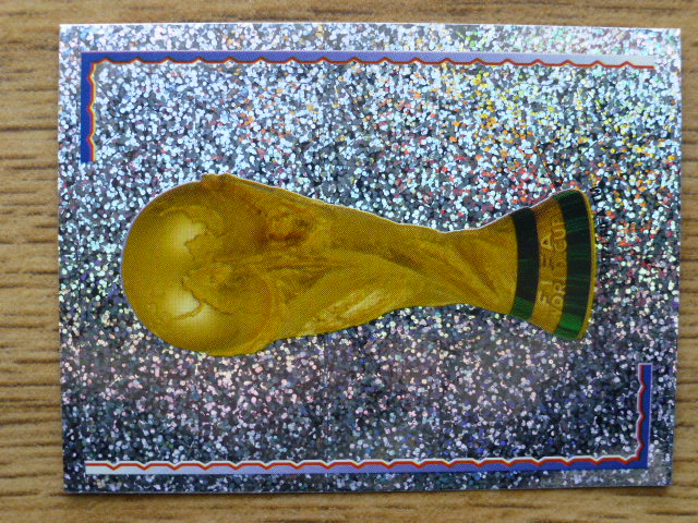 Panini Korea/Japan 2002 Badge - World Cup Trophy (No.1)